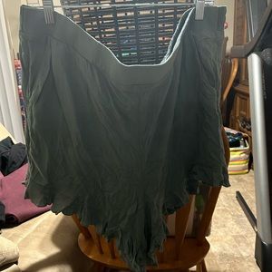 Torrid plus size 2 18 so green ruffle hem shorts